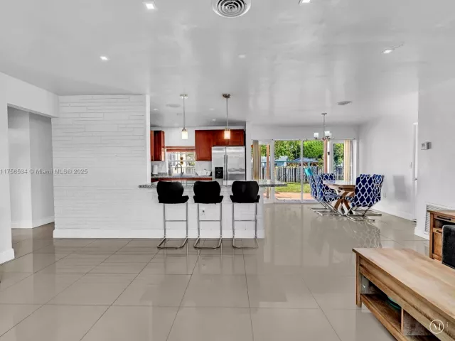 Продажа дома по адресу 4401 Johnson St - фото 5806223