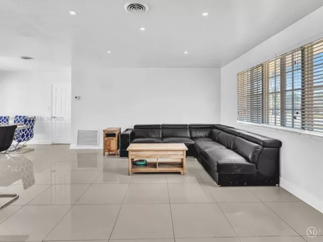 Продажа дома по адресу 4401 Johnson St - фото 5806224