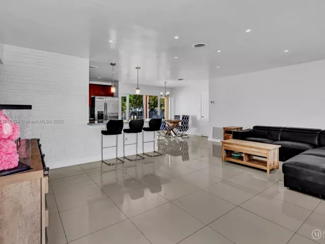 Продажа дома по адресу 4401 Johnson St - фото 5806225