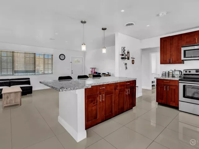 Продажа дома по адресу 4401 Johnson St - фото 5806214