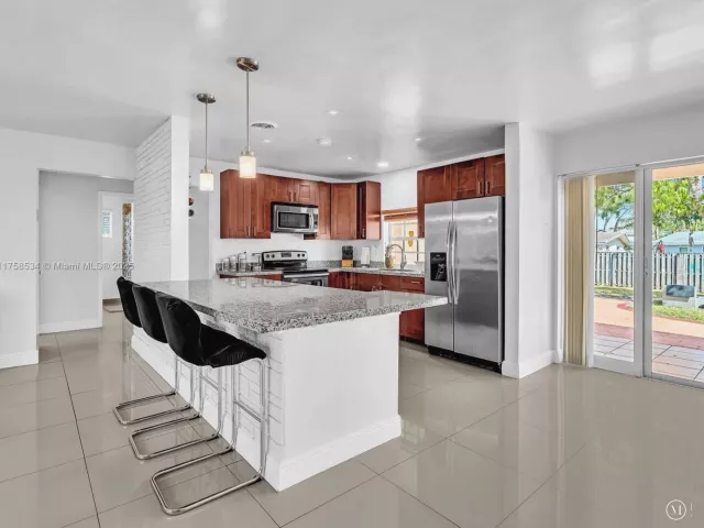 Продажа дома по адресу 4401 Johnson St - фото 5806217