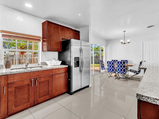 Продажа дома по адресу 4401 Johnson St - фото 5806210