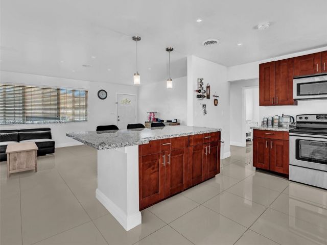 Продажа дома по адресу 4401 Johnson St - фото 5806214