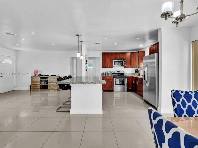 Продажа дома по адресу 4401 Johnson St - фото 5806220