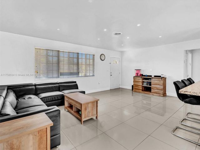 Продажа дома по адресу 4401 Johnson St - фото 5806221