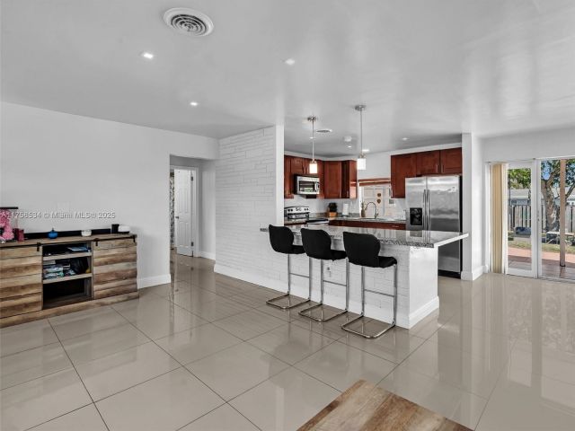 Продажа дома по адресу 4401 Johnson St - фото 5806222