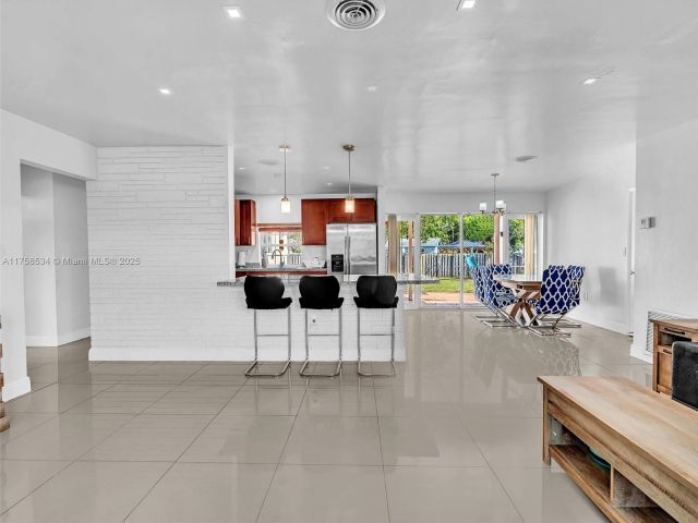 Продажа дома по адресу 4401 Johnson St - фото 5806223