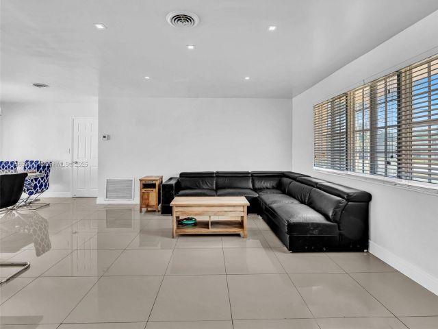 Продажа дома по адресу 4401 Johnson St - фото 5806224