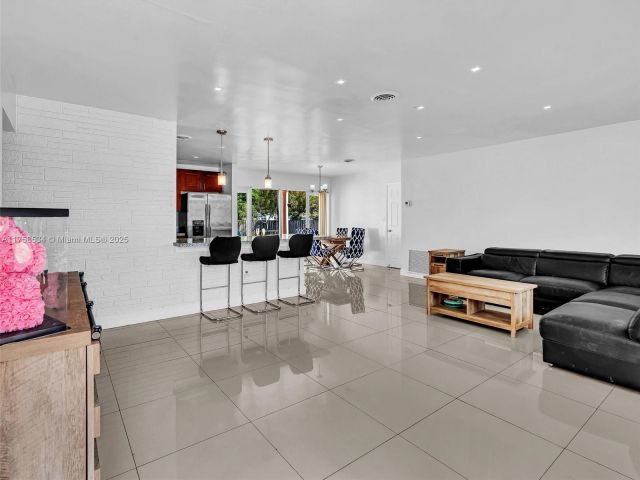 Продажа дома по адресу 4401 Johnson St - фото 5806225