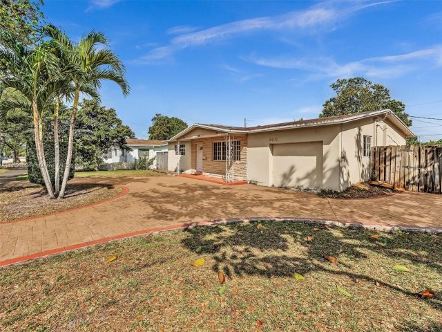 Продажа дома по адресу 4401 Johnson St - фото 5806227