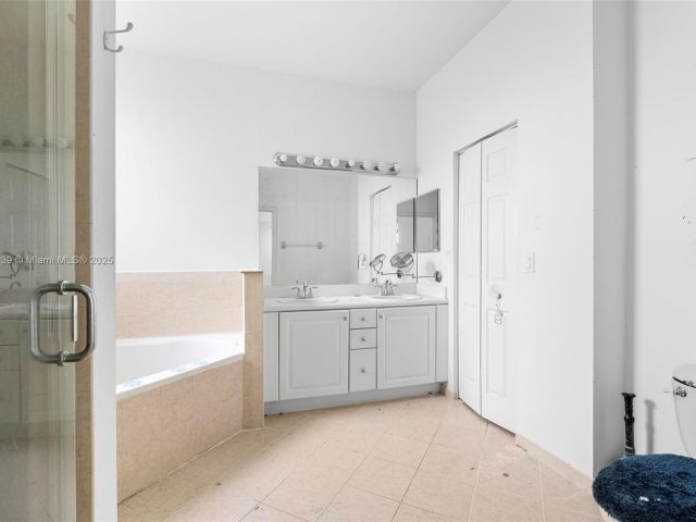 Продажа дома по адресу 601 SE 37th Pl - фото 5764679