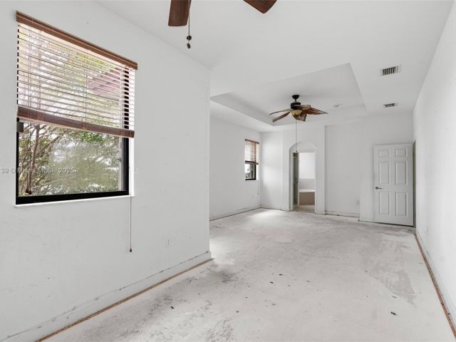 Продажа дома по адресу 601 SE 37th Pl - фото 5764680