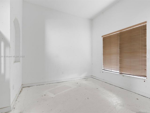 Продажа дома по адресу 601 SE 37th Pl - фото 5764686