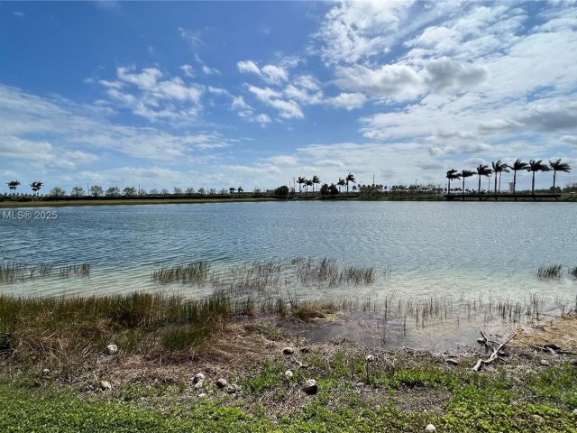 Продажа дома по адресу 601 SE 37th Pl - фото 5764687