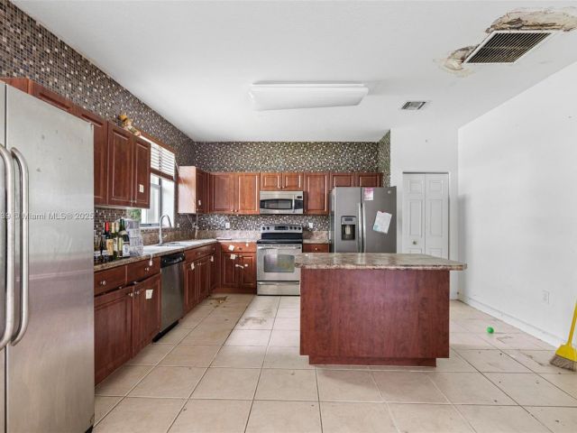 Продажа дома по адресу 601 SE 37th Pl - фото 5764691