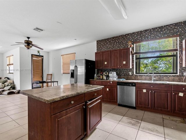 Продажа дома по адресу 601 SE 37th Pl - фото 5764692