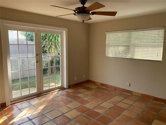 Продажа дома по адресу 1320 SE 4th Ave - фото 5711078