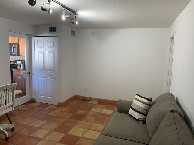 Продажа дома по адресу 1320 SE 4th Ave - фото 5856096