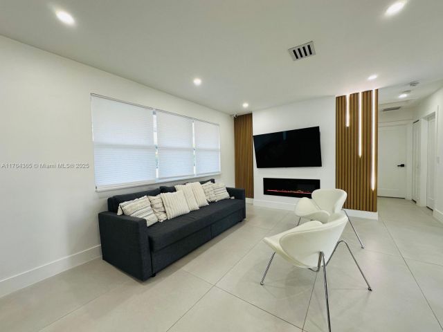 Продажа дома по адресу 8320 Taft St - фото 5744050