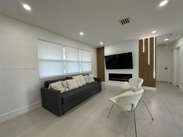 Продажа дома по адресу 8320 Taft St - фото 5744051