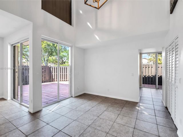 Продажа дома по адресу 5762 Fox Hollow Dr C - фото 5744268