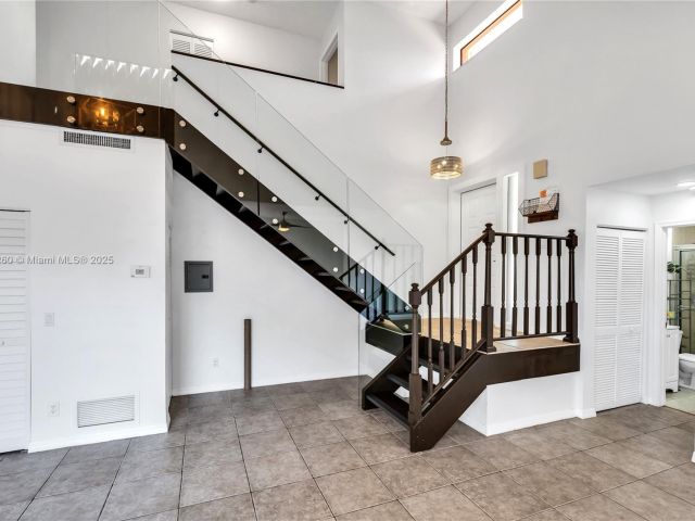 Продажа дома по адресу 5762 Fox Hollow Dr C - фото 5744278