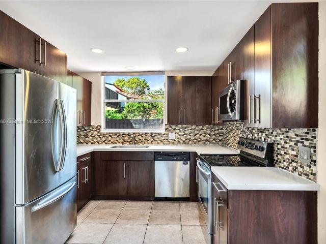 Продажа дома по адресу 5762 Fox Hollow Dr C - фото 7462679