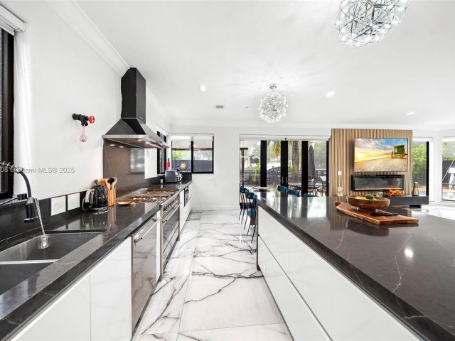 Продажа дома по адресу 3400 NE 164th St - фото 5721756