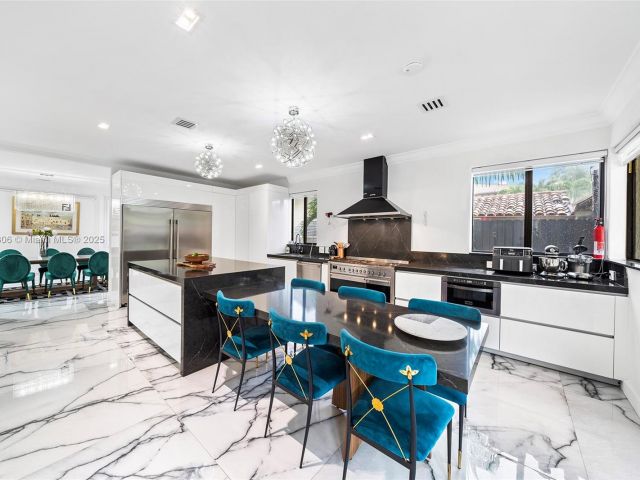 Продажа дома по адресу 3400 NE 164th St - фото 5721759