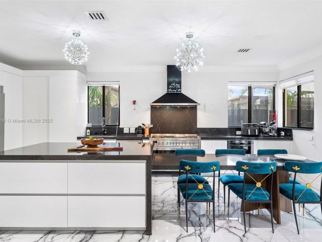 Продажа дома по адресу 3400 NE 164th St - фото 5721761