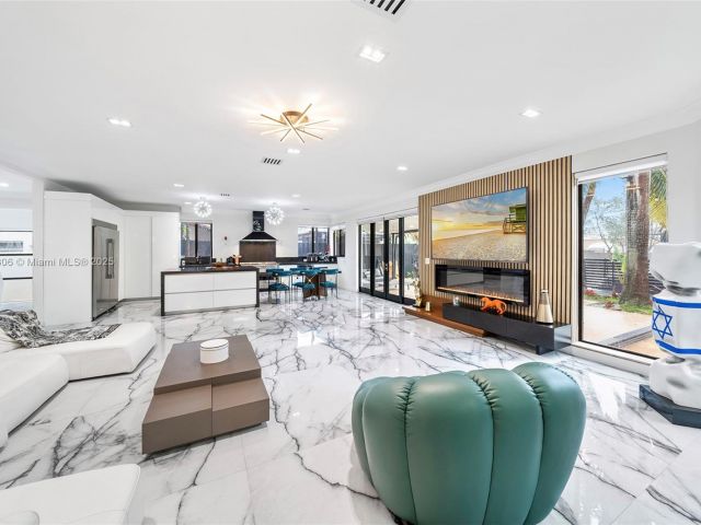 Продажа дома по адресу 3400 NE 164th St - фото 5721763