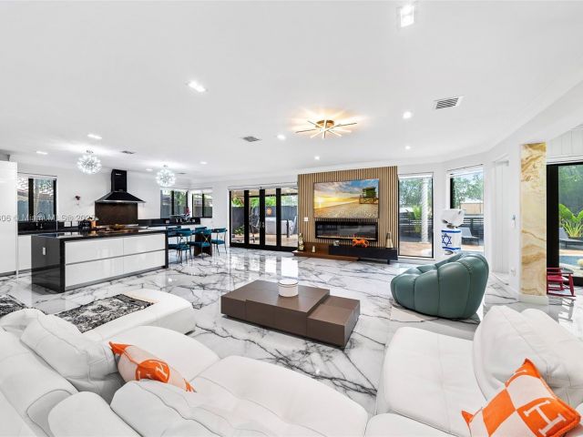 Продажа дома по адресу 3400 NE 164th St - фото 5721764