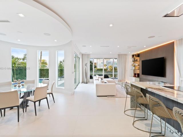 Дом в аренду по адресу 10561 NW 67th Ter 10561 - фото 5725268