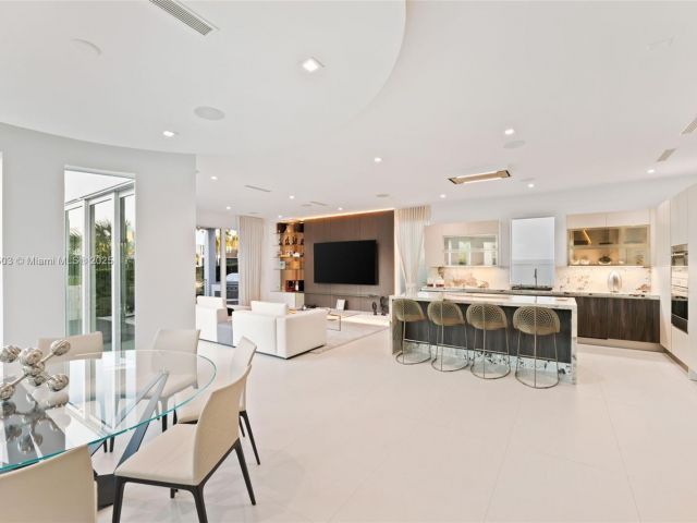 Дом в аренду по адресу 10561 NW 67th Ter 10561 - фото 5725271