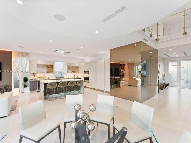 Дом в аренду по адресу 10561 NW 67th Ter 10561 - фото 5725272