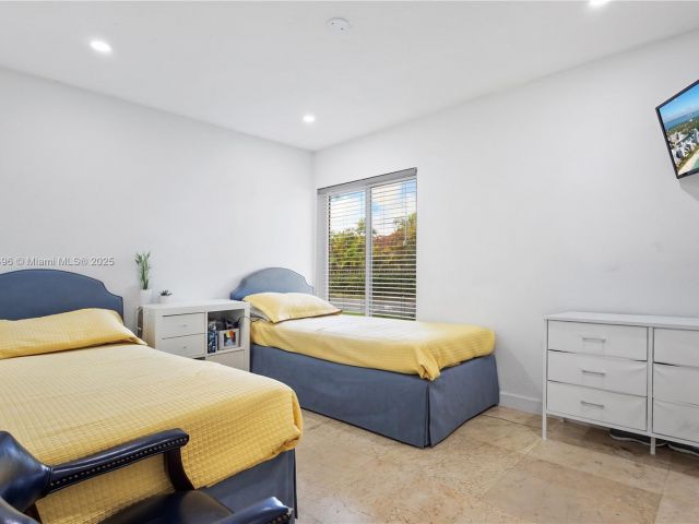 Продажа дома по адресу 5717 NW 102nd Pl - фото 5776453