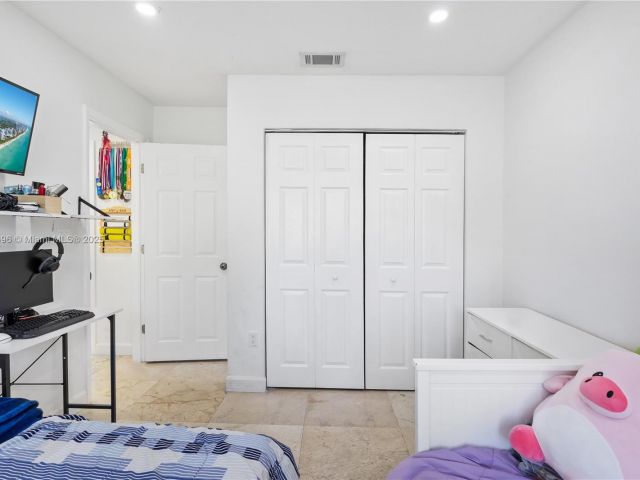 Продажа дома по адресу 5717 NW 102nd Pl - фото 5776455