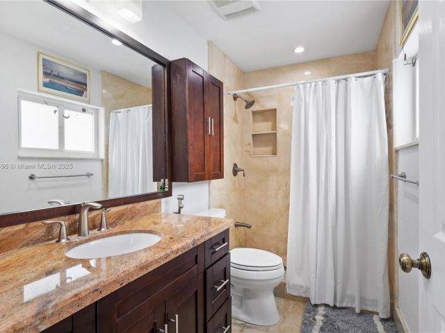 Продажа дома по адресу 5717 NW 102nd Pl - фото 5776457