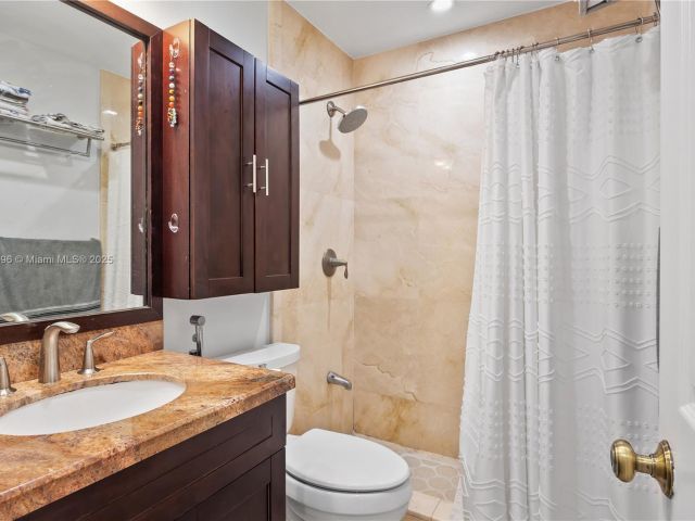 Продажа дома по адресу 5717 NW 102nd Pl - фото 5776461