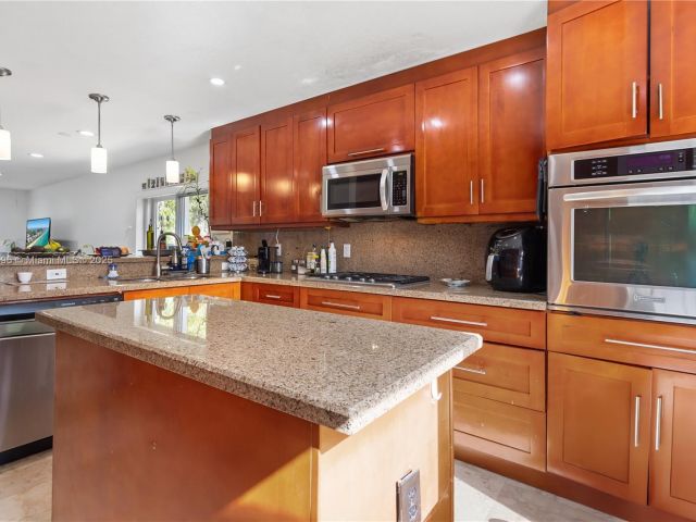 Продажа дома по адресу 5717 NW 102nd Pl - фото 5776463