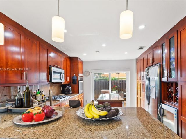 Продажа дома по адресу 5717 NW 102nd Pl - фото 5776466