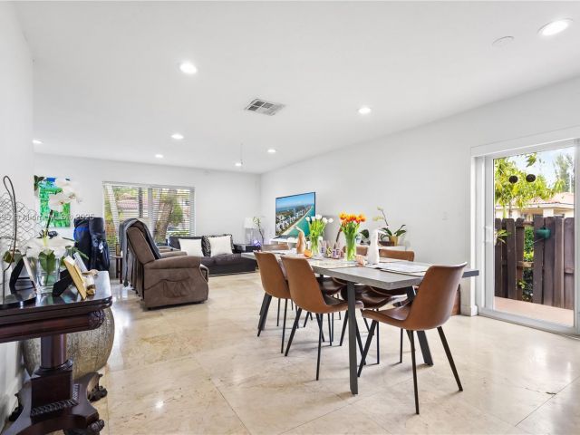 Продажа дома по адресу 5717 NW 102nd Pl - фото 5776470