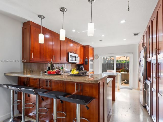 Продажа дома по адресу 5717 NW 102nd Pl - фото 5776471