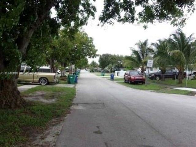 Продажа дома по адресу 8320 NW 10 Ave - фото 5733220