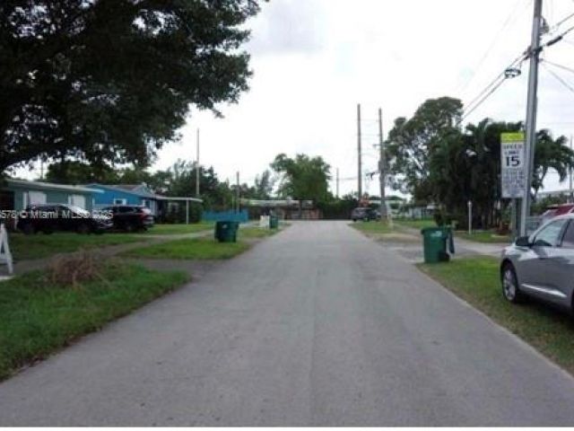 Продажа дома по адресу 8320 NW 10 Ave - фото 5733221