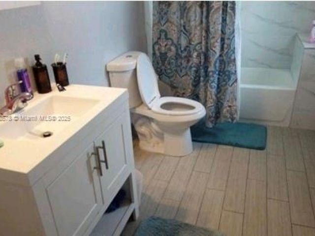 Продажа дома по адресу 8320 NW 10 Ave - фото 5733226