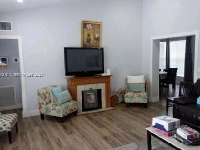 Продажа дома по адресу 8320 NW 10 Ave - фото 5733232