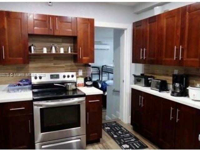 Продажа дома по адресу 8320 NW 10 Ave - фото 5733234