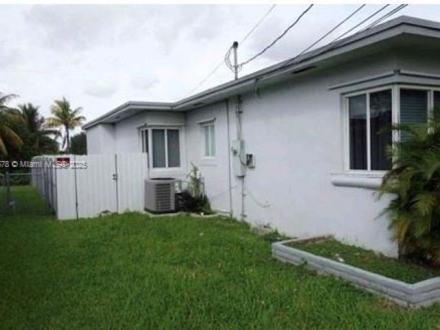 Продажа дома по адресу 8320 NW 10 Ave - фото 5733236