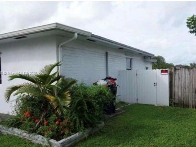 Продажа дома по адресу 8320 NW 10 Ave - фото 5733237